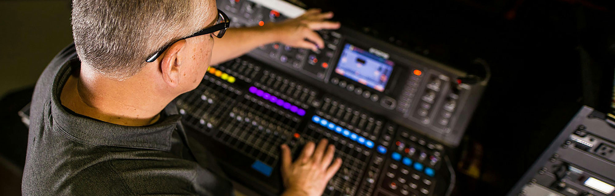 Curso de Banda Sonora: Teoría y Producción: Aprende film scoring con un compositor formado en Berklee y profesional de la industria, dominando teoría musical, técnicas de composición y herramientas estándar del sector para crear bandas sonoras impactantes para cine y televisión.