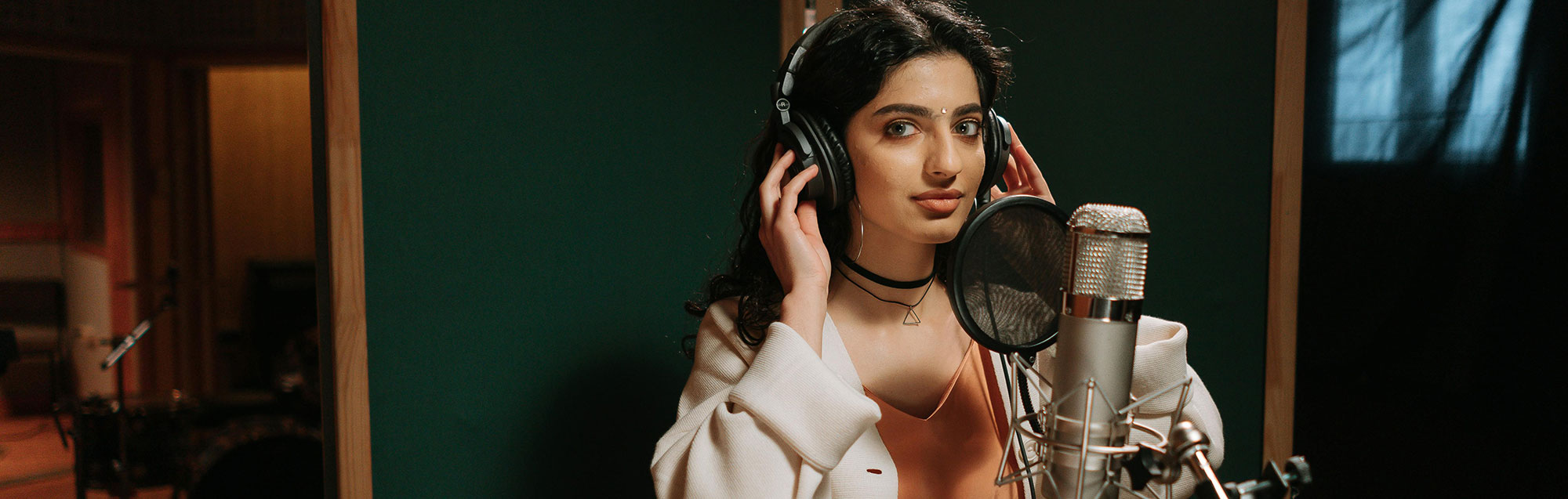 Songwriting 101: Join this songwriting class to explore lyric writing, melody and song structure in a hands-on 6-week course with expert guidance, personalized coaching and a final original song draft.